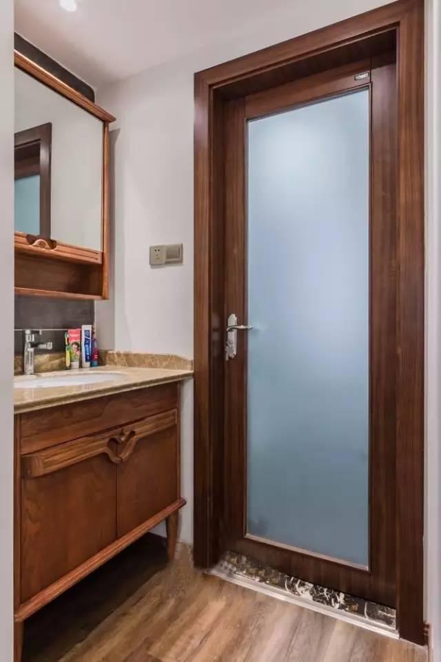 一套98平米兩室兩廳格局，整體色調(diào)搭配沉穩(wěn)、雅致，木地板上墻很有范兒！