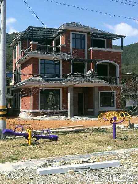 三層農(nóng)村別墅設(shè)計(jì)圖，施工難度不大，造價(jià)不高，非常的簡(jiǎn)潔實(shí)用。