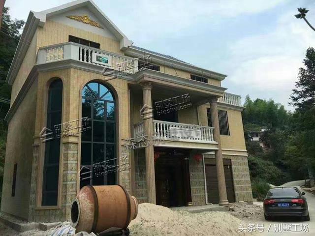 實(shí)例；三層帶車庫農(nóng)村別墅設(shè)計(jì)圖，簡(jiǎn)單實(shí)用大方，能夠滿足使用需要