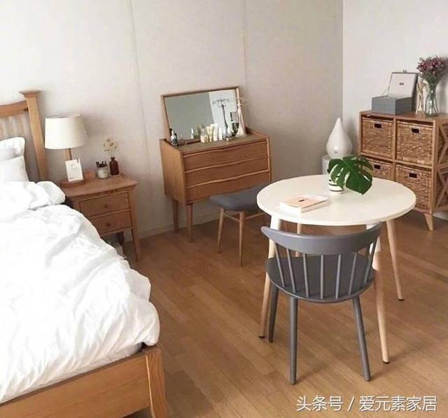 簡(jiǎn)簡(jiǎn)單單的現(xiàn)代風(fēng)格，整個(gè)房子的裝修只花了近4萬(wàn)，朋友來(lái)我家，我家門(mén)檻都快給踏爛了。