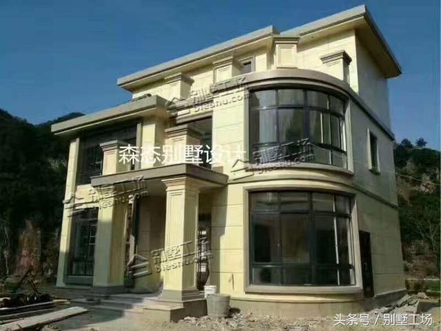 新農(nóng)村三層復(fù)式別墅是超經(jīng)典的款式，永不過(guò)時(shí)，帶雙車庫(kù)+超大露臺(tái)。