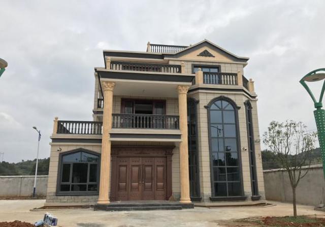 13×15米三層框架結(jié)構(gòu)別墅設(shè)計(jì)施工效果圖，帶挑空客廳，十分華麗氣派