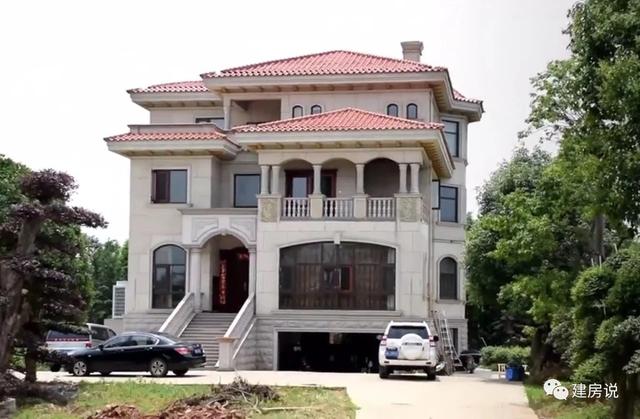 帶露天泳池和地下車庫的別墅設(shè)計(jì)圖，開啟精彩豐富生活