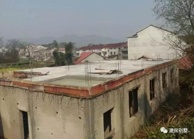 三層的兄弟雙拼自建房，主體花了30來萬。