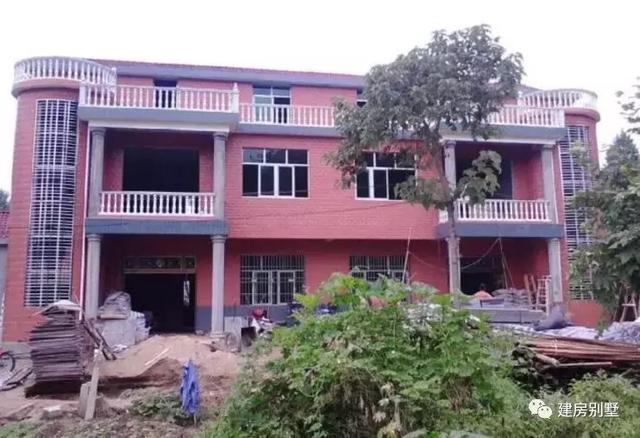 三層的兄弟雙拼自建房，主體花了30來萬。