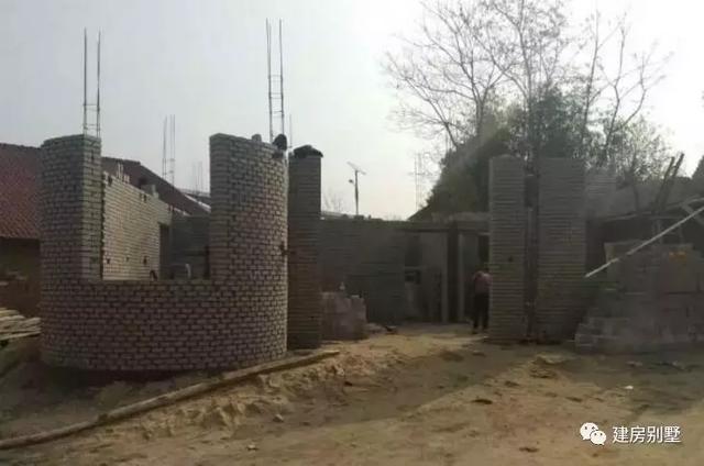 三層的兄弟雙拼自建房，主體花了30來萬。