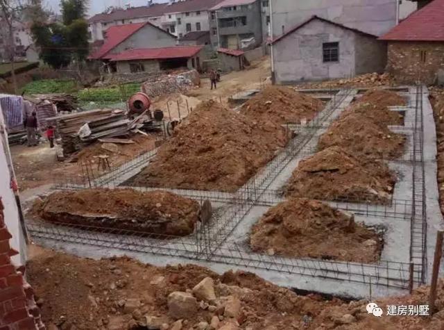 三層的兄弟雙拼自建房，主體花了30來萬。