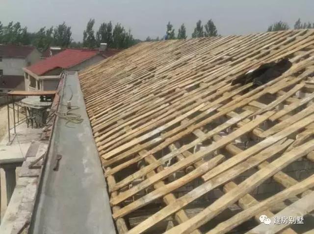 三層的兄弟雙拼自建房，主體花了30來萬。