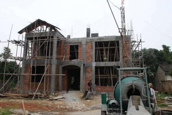 三層農(nóng)村自建房，戶型方方正正，布局合理，高端大氣，有面子，造價(jià)30萬(wàn)。