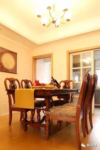 四層農(nóng)村小戶型別墅設(shè)計(jì)圖，各種功能布局齊全，適用于家庭成員較多的戶主。