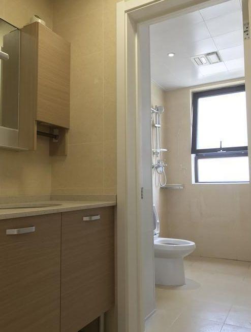 全包花了12萬做的簡裝裝修，很多朋友也來看了，也是說挑不出毛病，裝修還不錯(cuò)。