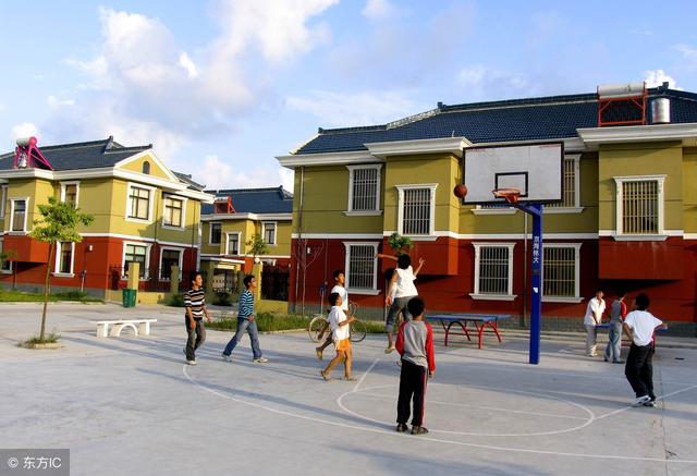 帶雙車庫(kù)的農(nóng)村自建二層別墅設(shè)計(jì)圖，寬敞實(shí)用，真不錯(cuò)！