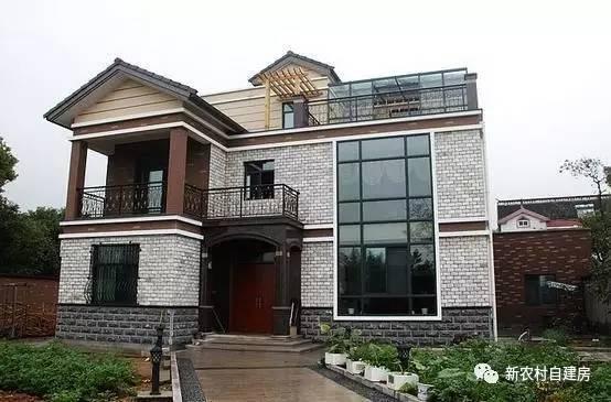 13.5米×14.3米三層復(fù)式別墅設(shè)計(jì)圖，設(shè)計(jì)美觀大氣，帶大露臺，造價(jià)35萬。