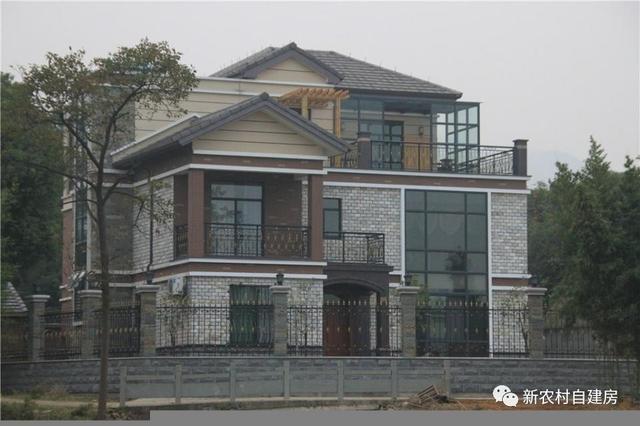 13.5米×14.3米三層復(fù)式別墅設(shè)計(jì)圖，設(shè)計(jì)美觀大氣，帶大露臺，造價(jià)35萬。