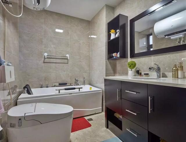 138平三居室用黑白灰風(fēng)格裝修，簡(jiǎn)潔大方，好帥氣。