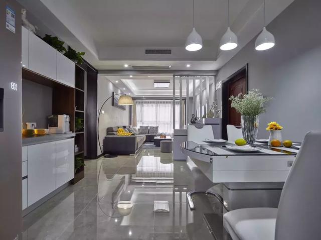 138平三居室用黑白灰風(fēng)格裝修，簡(jiǎn)潔大方，好帥氣。