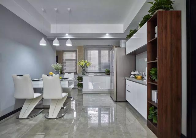 138平三居室用黑白灰風(fēng)格裝修，簡(jiǎn)潔大方，好帥氣。