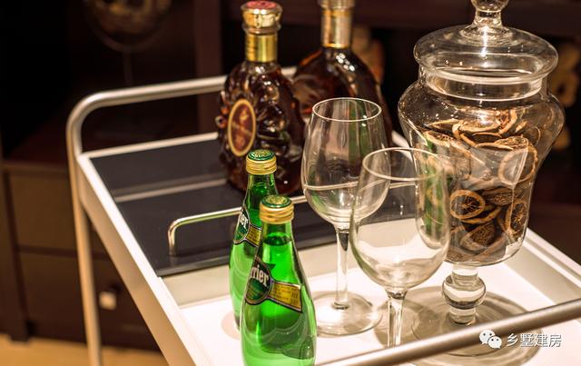 這棟別墅主要是以居住為準(zhǔn)，開間12米，進(jìn)深10米，自己住，住的舒適才好