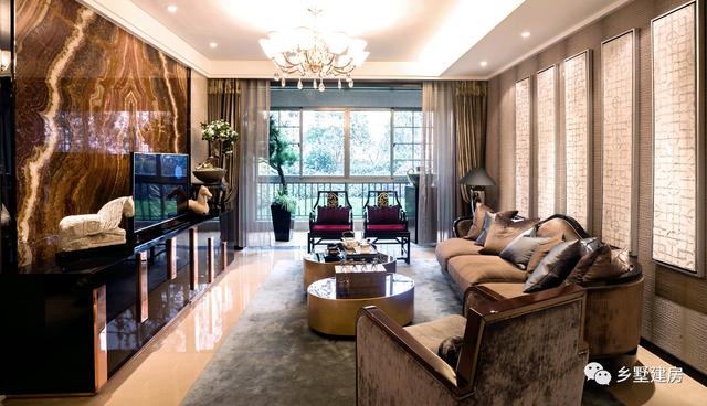 這棟別墅主要是以居住為準(zhǔn)，開間12米，進(jìn)深10米，自己住，住的舒適才好