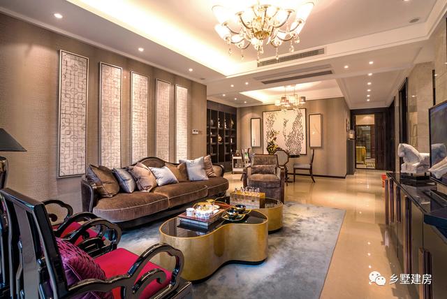 這棟別墅主要是以居住為準(zhǔn)，開間12米，進(jìn)深10米，自己住，住的舒適才好