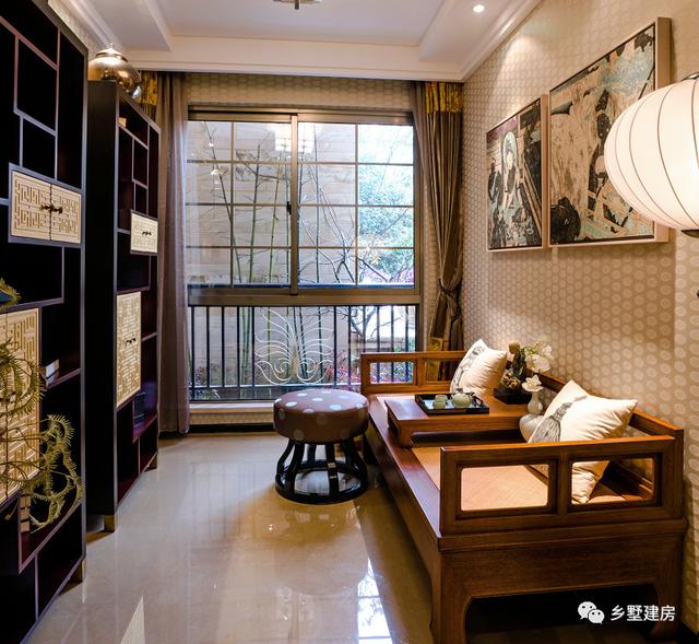 這棟別墅主要是以居住為準(zhǔn)，開間12米，進(jìn)深10米，自己住，住的舒適才好