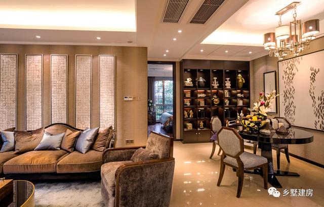 這棟別墅主要是以居住為準(zhǔn)，開間12米，進(jìn)深10米，自己住，住的舒適才好