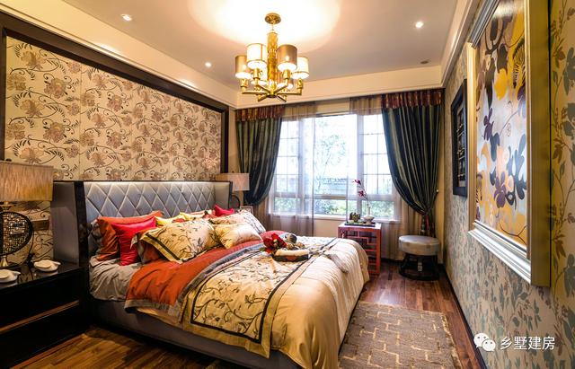 這棟別墅主要是以居住為準(zhǔn)，開間12米，進(jìn)深10米，自己住，住的舒適才好