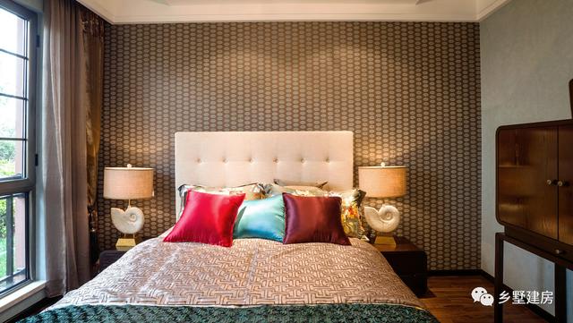 這棟別墅主要是以居住為準(zhǔn)，開間12米，進(jìn)深10米，自己住，住的舒適才好