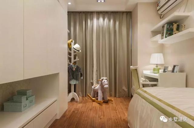 這款二層別墅設(shè)計(jì)戶型除了外觀簡(jiǎn)單大氣，室內(nèi)的裝修也很溫馨精致