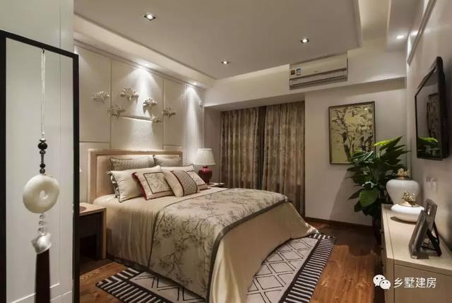 這款二層別墅設(shè)計(jì)戶型除了外觀簡(jiǎn)單大氣，室內(nèi)的裝修也很溫馨精致