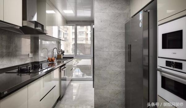 156平大戶型現(xiàn)代簡約風(fēng)裝修，個性時尚，簡約又實(shí)用，黑白灰加上原木打造出高品質(zhì)的生活空間。