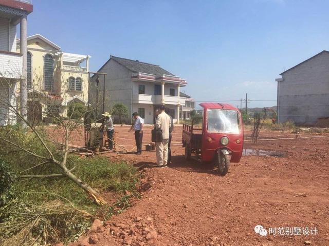 復(fù)式四層雙拼中式別墅，帶旋轉(zhuǎn)樓梯和露臺，是大家庭的最佳選擇