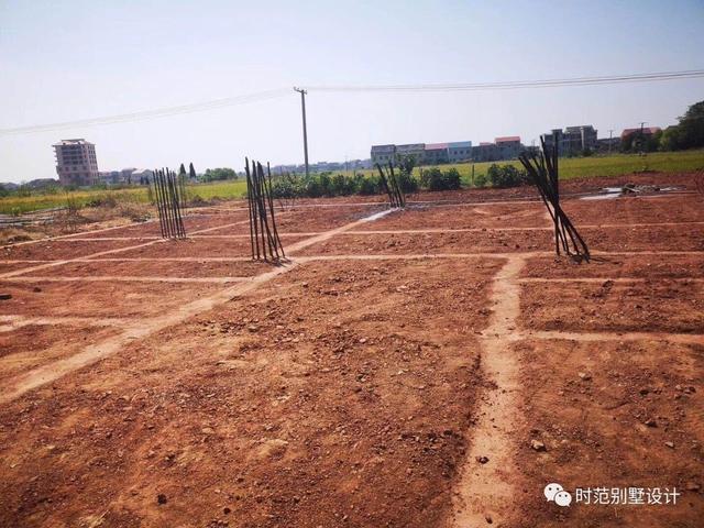 復(fù)式四層雙拼中式別墅，帶旋轉(zhuǎn)樓梯和露臺，是大家庭的最佳選擇