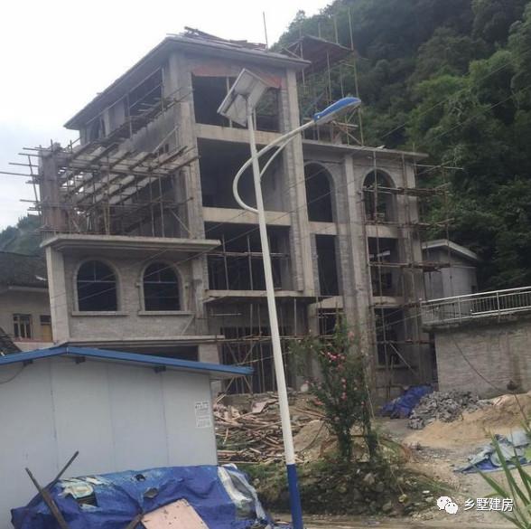 三層款外形豪華大氣的農(nóng)村別墅設(shè)計圖，給你不一樣的感覺！