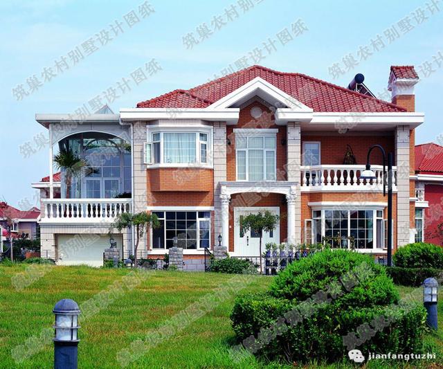 占地面積約150平方米的農(nóng)村二層自建房，帶挑空客廳+落地窗，清爽大方