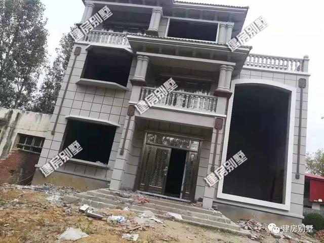 一棟完工的歐式別墅，精品三層設(shè)計(jì)圖戶型，建好后的效果不錯(cuò)