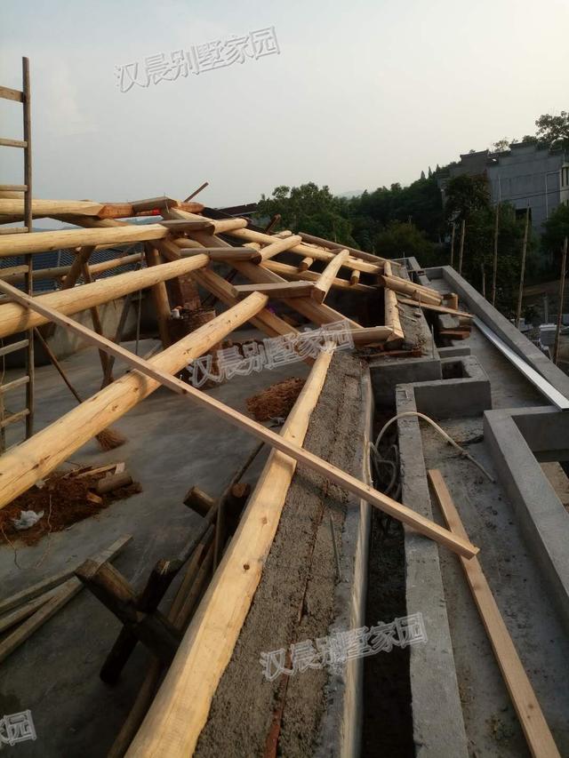 90后青年回家蓋三層別墅自建房，外觀漂亮，布局實用，村里人排著隊給介紹對象。