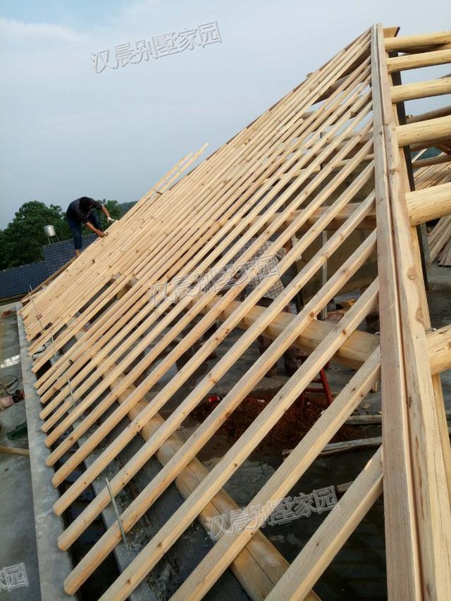 90后青年回家蓋三層別墅自建房，外觀漂亮，布局實用，村里人排著隊給介紹對象。