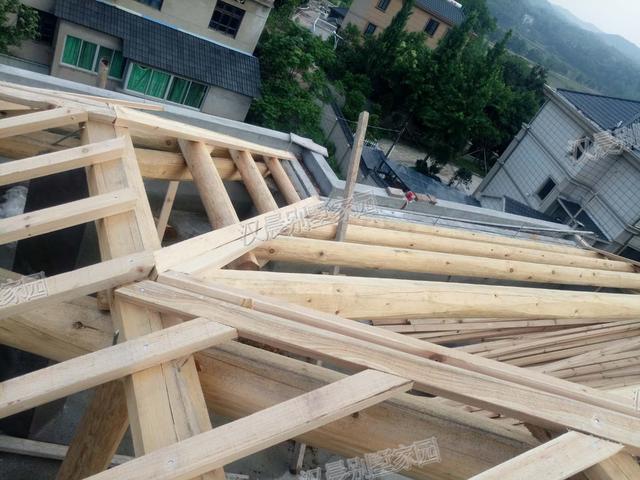 90后青年回家蓋三層別墅自建房，外觀漂亮，布局實用，村里人排著隊給介紹對象。