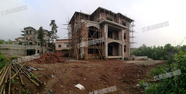 90后青年回家蓋三層別墅自建房，外觀漂亮，布局實用，村里人排著隊給介紹對象。