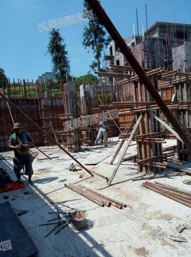 90后青年回家蓋三層別墅自建房，外觀漂亮，布局實用，村里人排著隊給介紹對象。