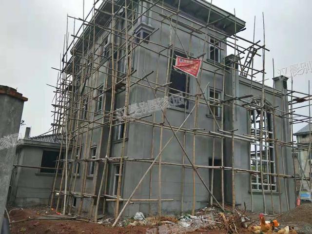 90后青年回家蓋三層別墅自建房，外觀漂亮，布局實用，村里人排著隊給介紹對象。