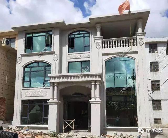 農(nóng)村三層經(jīng)典簡歐別墅設(shè)計圖，簡單大氣，新建起來的房子就是不一般，處處都透露著高級感。