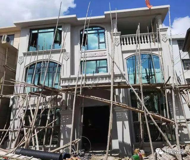 農(nóng)村三層經(jīng)典簡歐別墅設(shè)計圖，簡單大氣，新建起來的房子就是不一般，處處都透露著高級感。