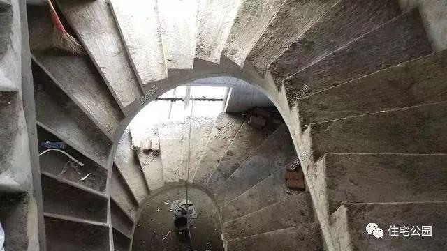 農(nóng)村三層經(jīng)典簡歐別墅設(shè)計圖，簡單大氣，新建起來的房子就是不一般，處處都透露著高級感。