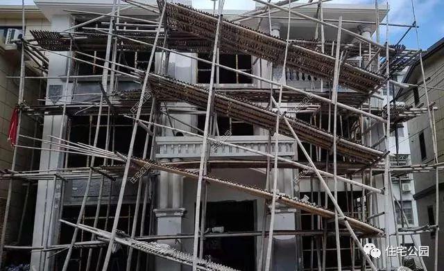 農(nóng)村三層經(jīng)典簡歐別墅設(shè)計圖，簡單大氣，新建起來的房子就是不一般，處處都透露著高級感。