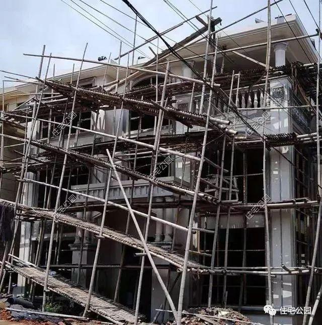 農(nóng)村三層經(jīng)典簡歐別墅設(shè)計圖，簡單大氣，新建起來的房子就是不一般，處處都透露著高級感。