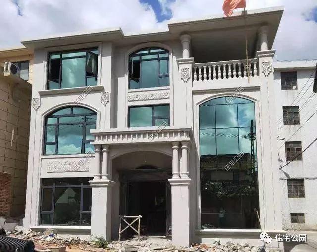 農(nóng)村三層經(jīng)典簡歐別墅設(shè)計圖，簡單大氣，新建起來的房子就是不一般，處處都透露著高級感。