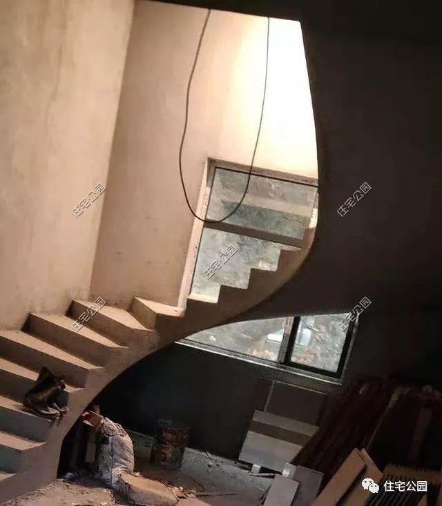 農(nóng)村三層經(jīng)典簡歐別墅設(shè)計圖，簡單大氣，新建起來的房子就是不一般，處處都透露著高級感。