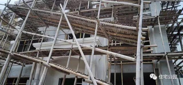 農(nóng)村三層經(jīng)典簡歐別墅設(shè)計圖，簡單大氣，新建起來的房子就是不一般，處處都透露著高級感。